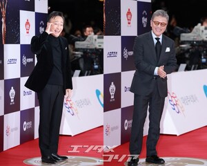 【フォト】イ・ソンミン＆クォン・ヘヒョ、笑顔でレッドカーペットに登場＝青龍映画賞