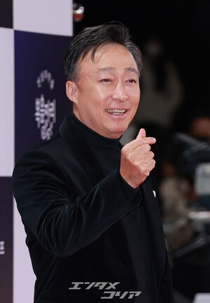 【フォト】イ・ソンミン＆クォン・ヘヒョ、笑顔でレッドカーペットに登場＝青龍映画賞