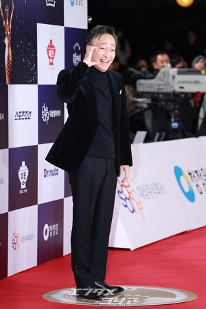 【フォト】イ・ソンミン＆クォン・ヘヒョ、笑顔でレッドカーペットに登場＝青龍映画賞