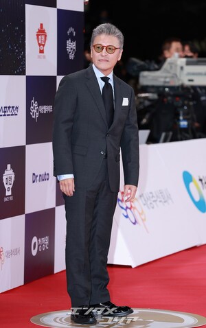 【フォト】イ・ソンミン＆クォン・ヘヒョ、笑顔でレッドカーペットに登場＝青龍映画賞