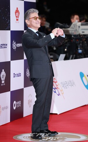 【フォト】イ・ソンミン＆クォン・ヘヒョ、笑顔でレッドカーペットに登場＝青龍映画賞