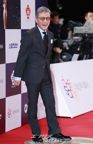 【フォト】イ・ソンミン＆クォン・ヘヒョ、笑顔でレッドカーペットに登場＝青龍映画賞