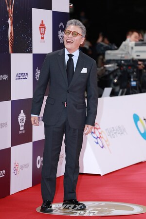 【フォト】イ・ソンミン＆クォン・ヘヒョ、笑顔でレッドカーペットに登場＝青龍映画賞