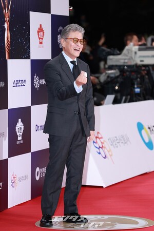 【フォト】イ・ソンミン＆クォン・ヘヒョ、笑顔でレッドカーペットに登場＝青龍映画賞