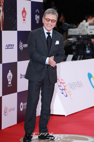 【フォト】イ・ソンミン＆クォン・ヘヒョ、笑顔でレッドカーペットに登場＝青龍映画賞