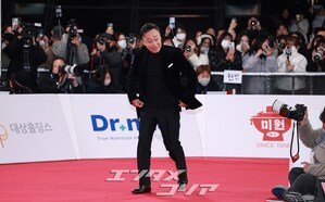 【フォト】イ・ソンミン＆クォン・ヘヒョ、笑顔でレッドカーペットに登場＝青龍映画賞