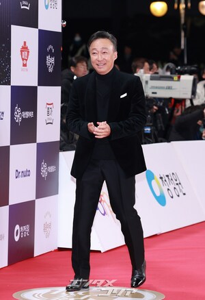 【フォト】イ・ソンミン＆クォン・ヘヒョ、笑顔でレッドカーペットに登場＝青龍映画賞