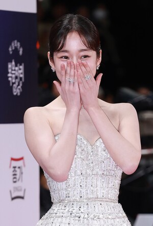 【フォト】ノ・ユンソ、清楚なビジュアル＆きらめくドレス＝青龍映画賞