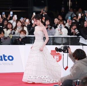 【フォト】ノ・ユンソ、清楚なビジュアル＆きらめくドレス＝青龍映画賞