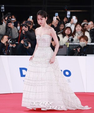 【フォト】ノ・ユンソ、清楚なビジュアル＆きらめくドレス＝青龍映画賞