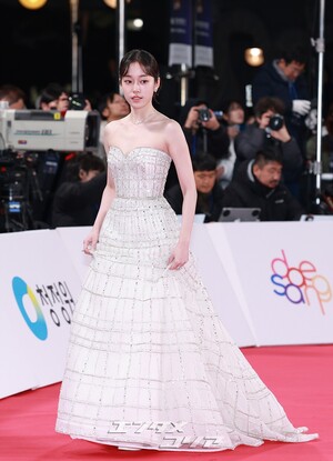 【フォト】ノ・ユンソ、清楚なビジュアル＆きらめくドレス＝青龍映画賞