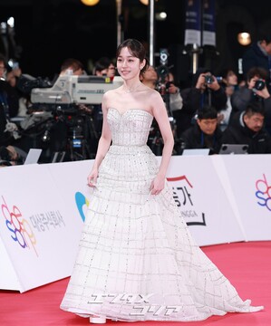 【フォト】ノ・ユンソ、清楚なビジュアル＆きらめくドレス＝青龍映画賞