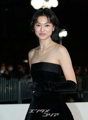 【フォト】肩出しドレスのキム・ドヨン、ショートヘアがラブリー＝青龍映画賞