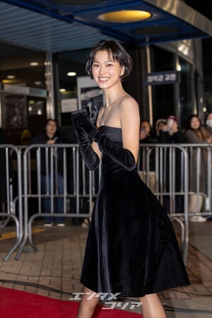 【フォト】肩出しドレスのキム・ドヨン、ショートヘアがラブリー＝青龍映画賞