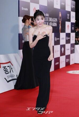 【フォト】清純なパク・ジヒョン、ベアトップドレスがセクシー＝青龍映画賞