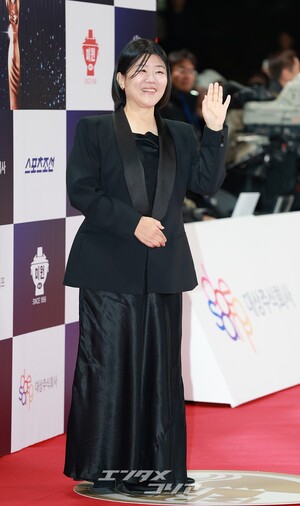 【フォト】イ・ジョンウン、光沢感のある黒のスーツ風ドレス＝青龍映画賞
