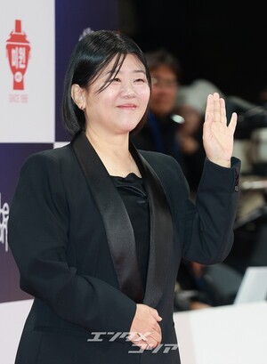 【フォト】イ・ジョンウン、光沢感のある黒のスーツ風ドレス＝青龍映画賞