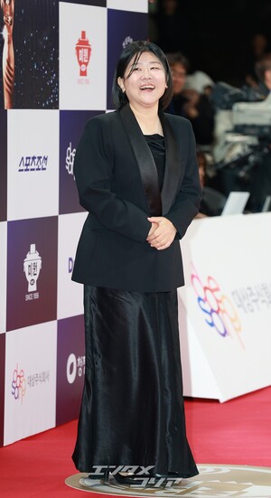 【フォト】イ・ジョンウン、光沢感のある黒のスーツ風ドレス＝青龍映画賞
