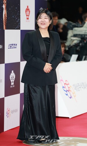 【フォト】イ・ジョンウン、光沢感のある黒のスーツ風ドレス＝青龍映画賞