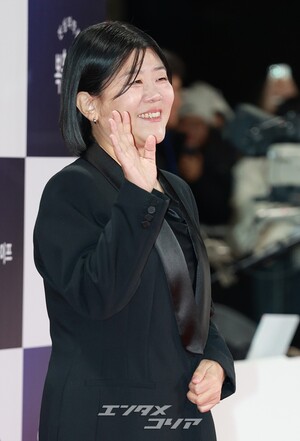 【フォト】イ・ジョンウン、光沢感のある黒のスーツ風ドレス＝青龍映画賞