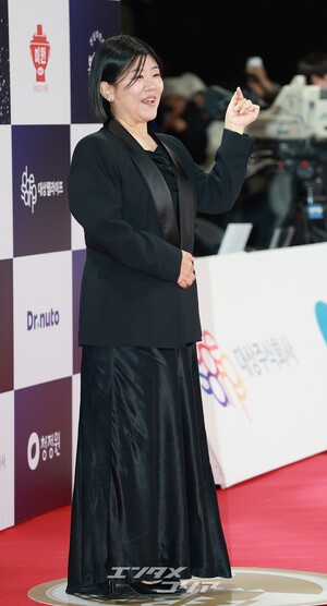 【フォト】イ・ジョンウン、光沢感のある黒のスーツ風ドレス＝青龍映画賞