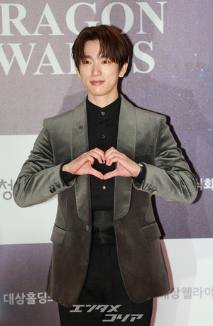【フォト】パク・ジニョン、ダンディな魅力アピール＝青龍映画賞