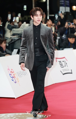 【フォト】パク・ジニョン、ダンディな魅力アピール＝青龍映画賞