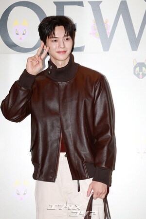 【フォト】白肌のソン・ガン、愛らしいハートのポーズ…女心を刺激するビジュアル