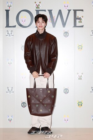 【フォト】白肌のソン・ガン、愛らしいハートのポーズ…女心を刺激するビジュアル