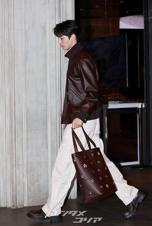 【フォト】白肌のソン・ガン、愛らしいハートのポーズ…女心を刺激するビジュアル