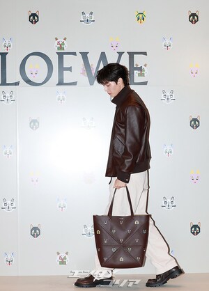 【フォト】白肌のソン・ガン、愛らしいハートのポーズ…女心を刺激するビジュアル