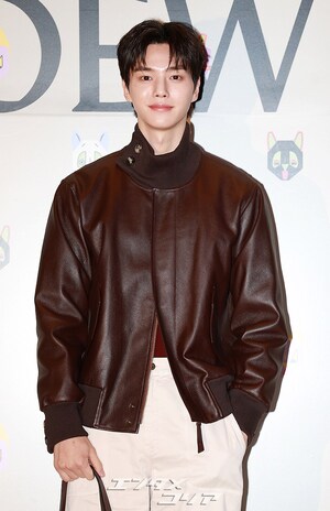 【フォト】白肌のソン・ガン、愛らしいハートのポーズ…女心を刺激するビジュアル