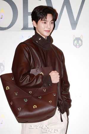 【フォト】白肌のソン・ガン、愛らしいハートのポーズ…女心を刺激するビジュアル