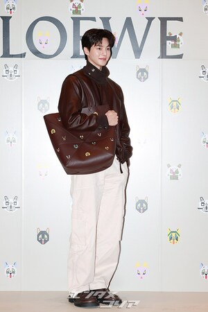 【フォト】白肌のソン・ガン、愛らしいハートのポーズ…女心を刺激するビジュアル