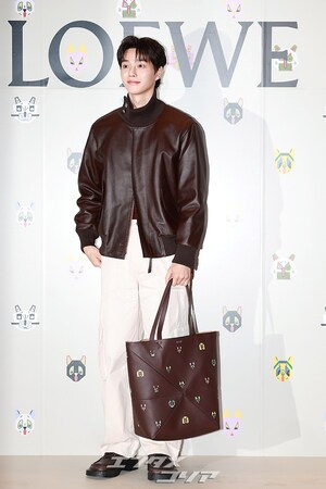 【フォト】白肌のソン・ガン、愛らしいハートのポーズ…女心を刺激するビジュアル