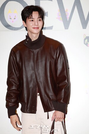 【フォト】白肌のソン・ガン、愛らしいハートのポーズ…女心を刺激するビジュアル