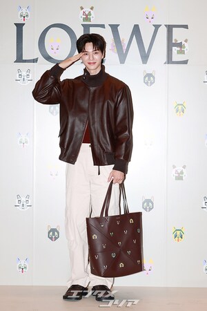 【フォト】ソフトなほほ笑みのソン・ガン、びしっと敬礼