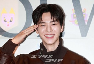 【フォト】ソフトなほほ笑みのソン・ガン、びしっと敬礼