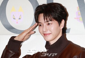 【フォト】ソフトなほほ笑みのソン・ガン、びしっと敬礼