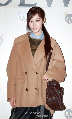 【フォト】aespaジゼル、ハーフコート＆レザーパンツで洗練された雰囲気ぷんぷん