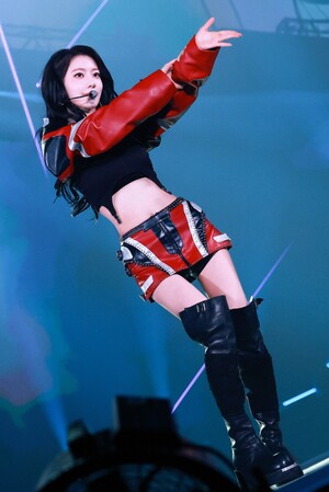 【フォト】東京ドームのステージに立ったLE SSERAFIM、ファンへの愛あふれるアンコール公演の写真公開