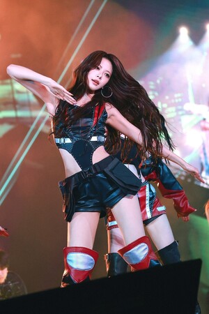 【フォト】東京ドームのステージに立ったLE SSERAFIM、ファンへの愛あふれるアンコール公演の写真公開