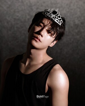 【フォト】手づかみでケーキを食べるイ・ジュニョン、退廃的な雰囲気