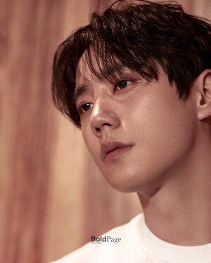 【フォト】手づかみでケーキを食べるイ・ジュニョン、退廃的な雰囲気