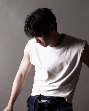 【フォト】手づかみでケーキを食べるイ・ジュニョン、退廃的な雰囲気