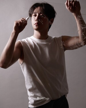 【フォト】手づかみでケーキを食べるイ・ジュニョン、退廃的な雰囲気