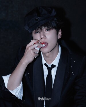 【フォト】手づかみでケーキを食べるイ・ジュニョン、退廃的な雰囲気