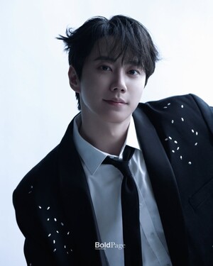 【フォト】手づかみでケーキを食べるイ・ジュニョン、退廃的な雰囲気