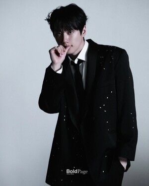 【フォト】手づかみでケーキを食べるイ・ジュニョン、退廃的な雰囲気