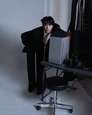 【フォト】手づかみでケーキを食べるイ・ジュニョン、退廃的な雰囲気